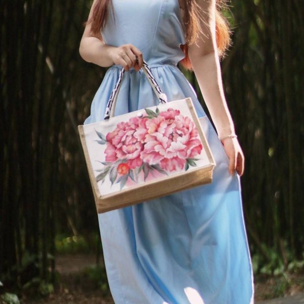 Handgewebte Tasche aus Naturfasern mit handgezeichneten Rosenmustern