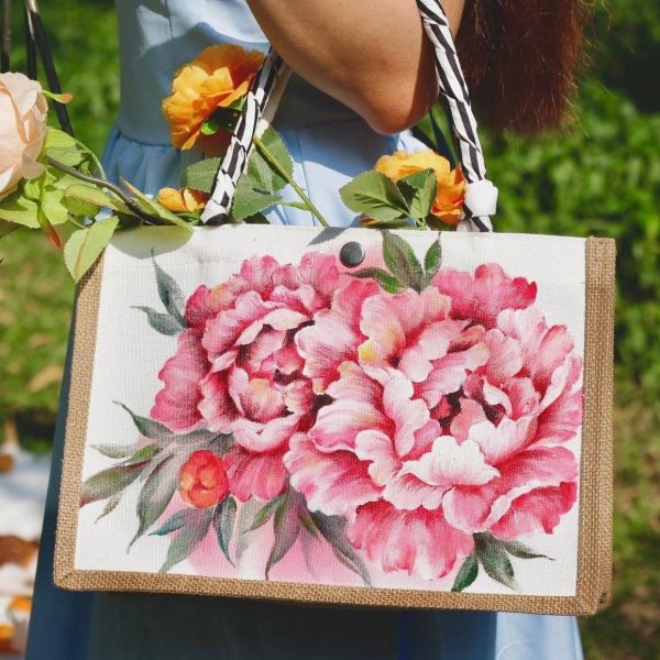 Handgewebte Tasche aus Naturfasern mit handgezeichneten Rosenmustern